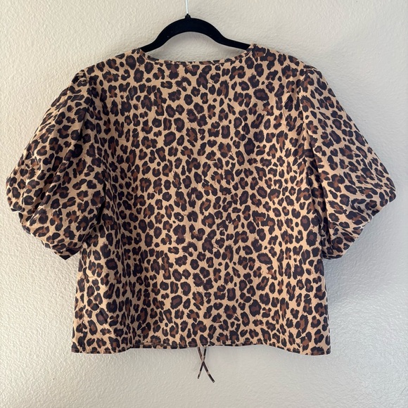 NWT Abercrombie & Fitch leopard-print short-sleeve tie-front top Size Medium - Picture 7 of 10